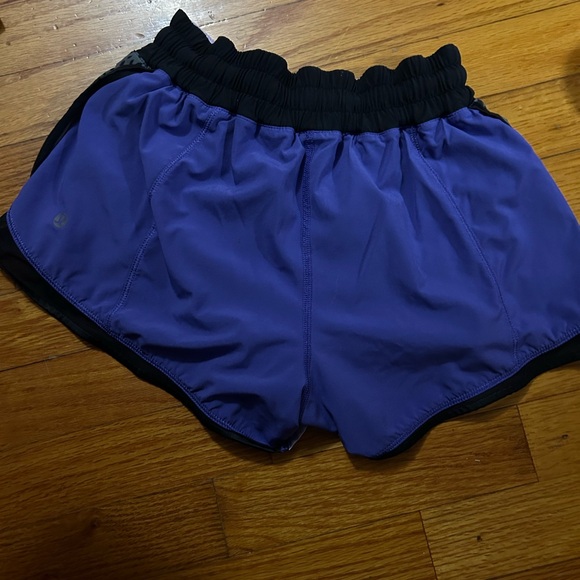 Lululemon hotty hot shorts size 4 - Picture 2 of 3